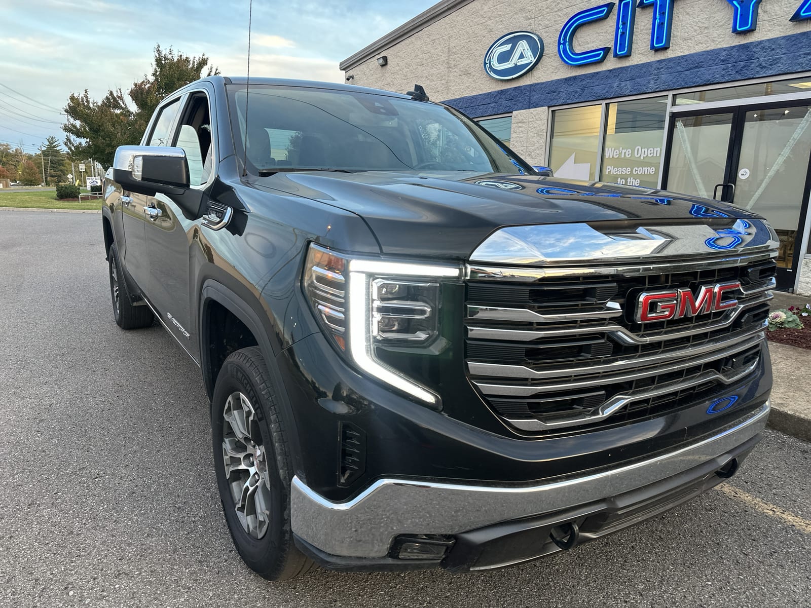 2025 GMC Sierra 1500 SLT photo 1